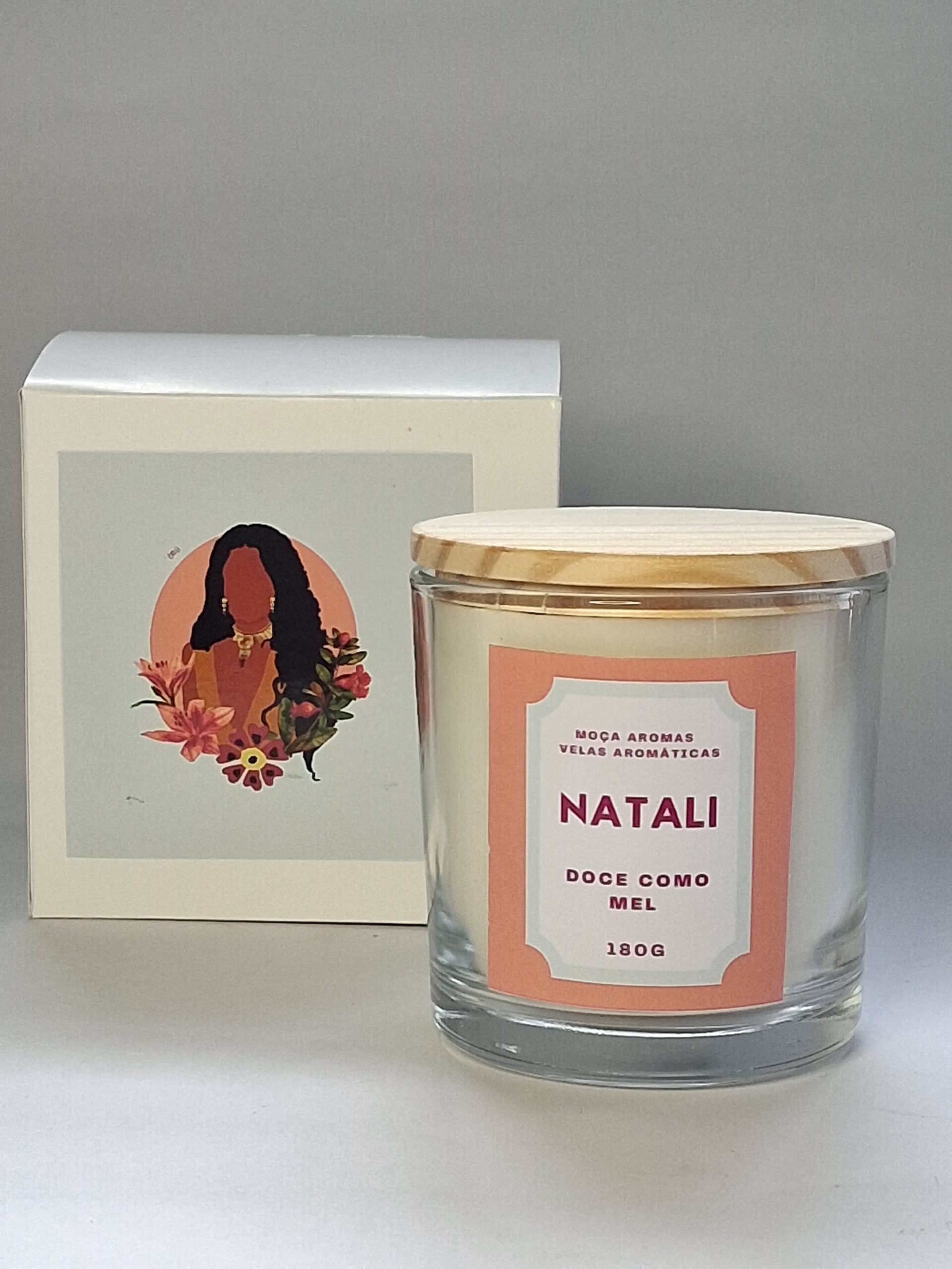 Natali - Vela Aromática perfumada 180G. AROMA FRUTAL DOCE. Cera 100% vegetal, essências livres de ftalatos e parabenos, pavio 100% algodão. - Imagem 3