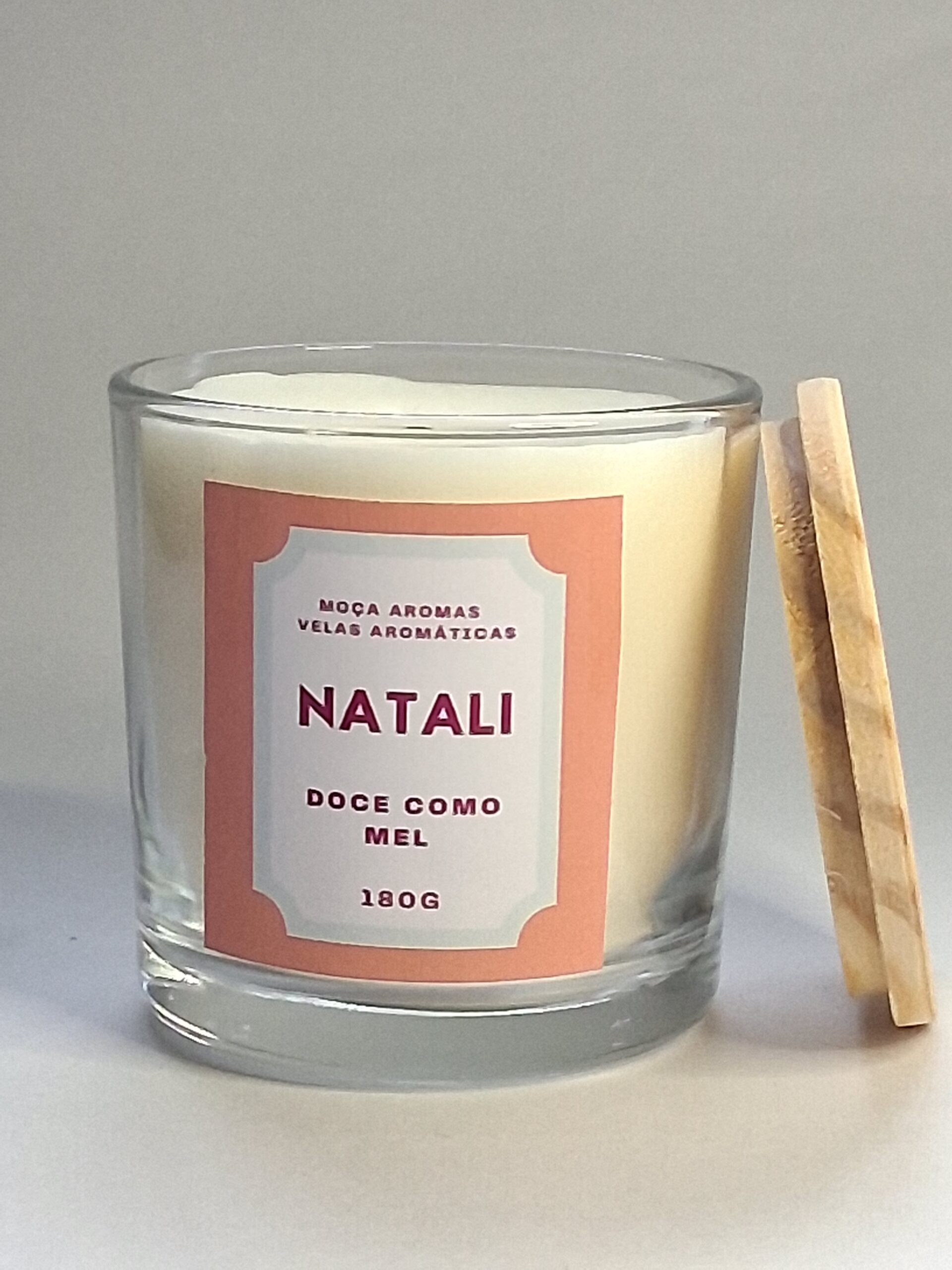 Natali - Vela Aromática perfumada 180G. AROMA FRUTAL DOCE. Cera 100% vegetal, essências livres de ftalatos e parabenos, pavio 100% algodão. - Imagem 2
